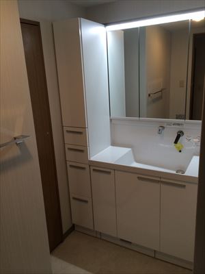 ブラックのアクセントパネルでシックな浴室に